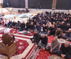 اجتماع گسترده مسئولان نجف‌آباد در آیین سوگواری سیدالشهدا(ع)؛ طنین زیارت عاشورا در فرهنگسرای خارون